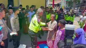 Kapolda Jatim Laksanakan Patroli Bermotor dan Bakti Sosial di Sampang