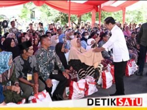 Di Makassar Presiden Jokowi Berikan Bantuan CBP Kepada KPM