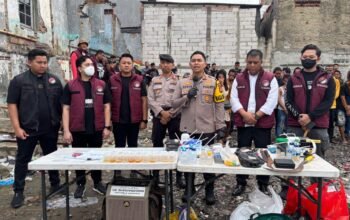 Hujan Deras Tak Halangi Polres Jakbar Gerebek Kampung Boncos, Puluhan Pengguna Sabu Ditangkap, Ini Barang Buktinya