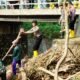 Pasca Banjir, Polres Ponorogo Bersama TNI dan Warga Bersihkan Sungai di Jembatan Tempuran