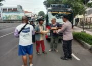 Jumat Berkah,Polresta Banyuwangi Berbagi Nasi Kotak untuk Warga Masyarakat