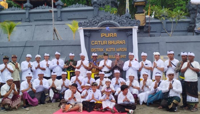 Letjen TNI I Nyoman Cantiasa Bersama Bupati Raja Ampat Abdul Fariz Umlati Resmikan Pura Catur Bhuana