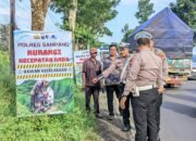 SATLANTAS POLRES SAMPANG PASANG BANNER HIMBAUAN TERTIB LALU LINTAS DI JALAN RAYA JRENGIK