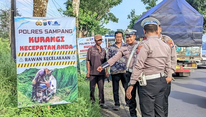 SATLANTAS POLRES SAMPANG PASANG BANNER HIMBAUAN TERTIB LALU LINTAS DI JALAN RAYA JRENGIK