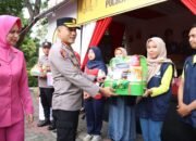 Jelang Hari Raya Idul Fitri 1446 H; Kapolresta Beserta Bhayangkari Cabang Kota Banyuwangi kunjungi dan bagikan Bingkisan kepada personel Pengamanan Operasi Ketupat Semeru 2025