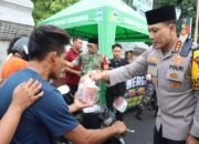 Wujud Sinergitas, Kapolresta Banyuwangi – Dandim – Danlanal Berbagi Takjil Kepada Warga