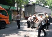 Cegah Laka Lantas, Polisi Tambal Jalan Berlubang di Pasuruan yang Tak Kunjung Diperbaiki