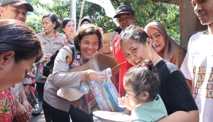 Polwan Terjun ke Kebon Jeruk, Serahkan Snack hingga Sembako ke Warga Terdampak Banjir