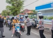 Polres Jember Himbau Masyarakat Tertib Lalu Lintas di Bulan Ramadhan Dengan Berbagi Takjil