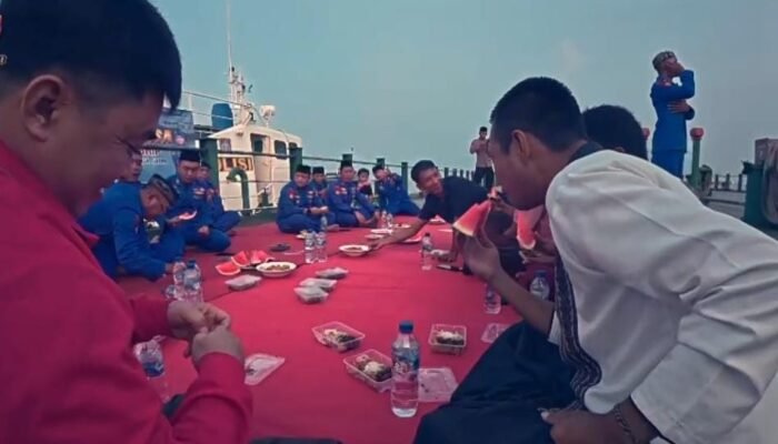 Momen Ditpolairud Polda Jatim Buka Puasa dan Tarawih Bareng ABK di Tengah Perairan Surabaya