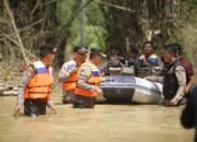 Polres Sampang Beri Bantuan Korban Banjir Dampak Luapan Sungai Kamuning