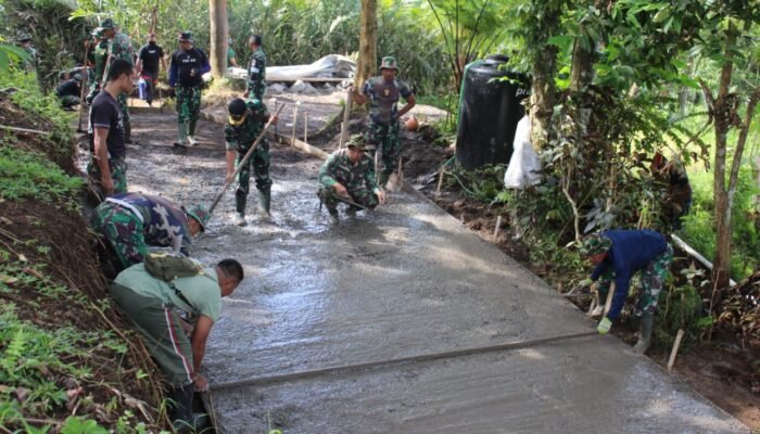 Tunjukan Semangat Kebersamaan, Dan SSK TMMD Kodim Tabanan Terjun Langsung dalam Pengerasan dan Betonisasi Jalan