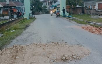 Komandan Yonif 121/MK Bersama Anggota Gotong Royong Perbaiki Jalan Rusak di Deli Serdang