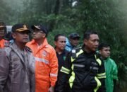 Cuaca tidak mendukung, Polisi dan Tim Evakuasi Sempat Tunda Pencarian Korban Longsor di Pacet