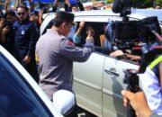 Kapolri Sapa dan Beri Bingkisan ke Pemudik di Tol Kalikangkung