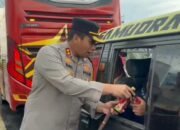 Pantau Arus Balik Lebaran di Mengkreng, Kapolres Kediri Berbagi Minuman Untuk Pengguna Jalan