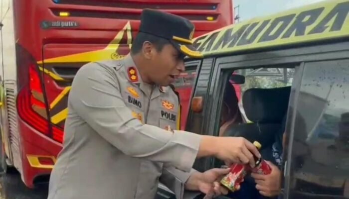 Pantau Arus Balik Lebaran di Mengkreng, Kapolres Kediri Berbagi Minuman Untuk Pengguna Jalan