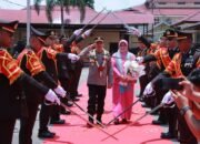 Haru Mengiringi Perpisahan Kapolres Kampar AKBP Ronald Sumaja, Pedang Pora Simbol Kehormatan dan Kenangan