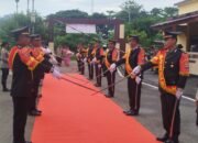 Tradisi Pedang Pora Dalam Penyambutan Pejabat Baru Kapolres Raja Ampat dan Pelepasan Pejabat Lama Kapolres Raja Ampat
