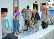Polisi Beri Bantuan Kursi Roda untuk Penderita Celebral Palsy-Lansia di Bekasi dan Karawang