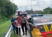 Personel Pospam Rest Area 163 A Gunung Batin Bantu Pemudik Lansia Kendaraannya Mogok di Tol