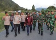 Kapolda Papua Tengah Bersama Danrem 173/PVB dan Forkopimda Puncak Jaya Laksanakan Patroli Jalan Kaki Guna Ciptakan Sitkamtibmas Aman dan Kondusif