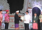 Penghargaan Abhivada dari PHDI Sulteng Untuk Ketua FKUB SulTeng