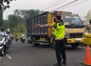 Polsek Limbangan Sigap Atur Lalu Lintas Pagi, Masyarakat dan Pelajar Beraktivitas Aman dan Lancar