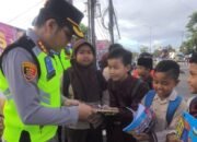 Peringati Hari Buku Sedunia, Kapolresta Magelang Bagikan Komik Polisi Kepada Anak SD