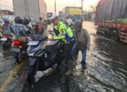 Akibat Rob Pengendara Mogok Dibantu Personel Satlantas Polres Demak