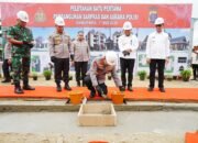 Hadiri Ground Breaking Asrama Polresta Samarinda, Kapolri Bagikan Sumur Bor-Sembako ke Warga