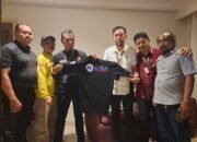 Pimpinan Media Online zonacakrawala.com.Mbah Nyaman Berikan Kaos Kepada Ketua Umum Perkumpulan Wartawan Fast Respon Conter Opini Polri 