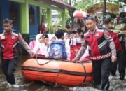Banjir Di Demak, Polisi Antar Jemput Siswa Menggunakan Perahu