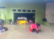 Banjir di Kebon Pala Jakarta Timur, Polisi Bantu Warga Mengungsi