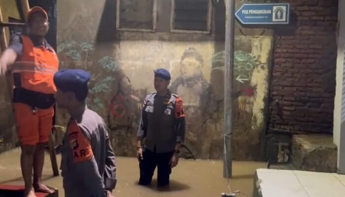 Meski Banjir Berangsur Surut Tim Polda Metro Jaya Terus Siaga 