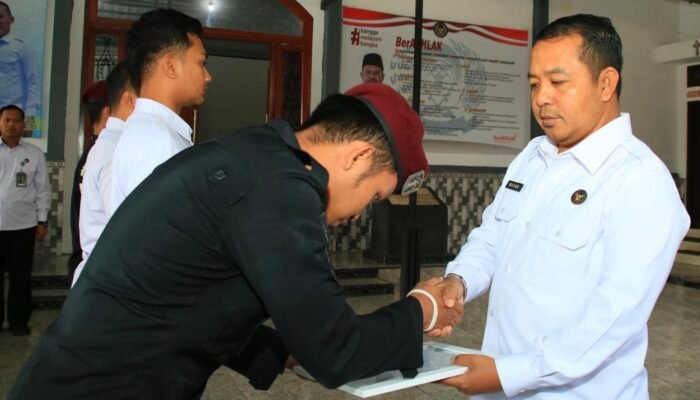 Kalapas Wayan Nurasta Berikan Penghargaan Keempat Pegawai Atas Keberhasilannya Gagalkan Penyelundupan handphone