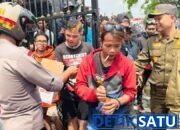 Polisi Pati Bagikan Air Minum kepada  Peserta Aksi Unras