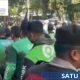 Ratusan Pengemudi Ojol Gelar Aksi Damai Tebar Mawar di Kawasan Monas