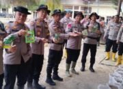 Pulihkan Ekonomi Pasca Banjir, Kapolda Aceh Serahkan 20.000 Karung Tanam dan Bibit ke Aceh Tamiang