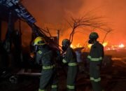 Respon Cepat Ditsamapta Polda Kepri Tangani Kebakaran Angkringan Mega Legenda 