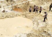 Polri Gerak Cepat Evakuasi Kecelakaan Kerja Masyarakat Yang Tertimbun Longsor