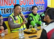 Gaya Santai Kakorlantas Polri Sapa Pengemudi Ojol di Yogyakarta: “Polri Harus Dekat Masyarakat”