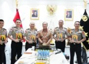 Lewat Buku, Wakapolri Titipkan Misi Pemberantasan TPPA–PPO pada 5 Calon Atase dan Staf Teknis Polri