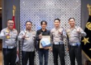 Kakorlantas Polri Beri Penghargaan kepada Aan, Sopir Truk yang Viral Selamatkan Pengguna Jalan di Tol Japek