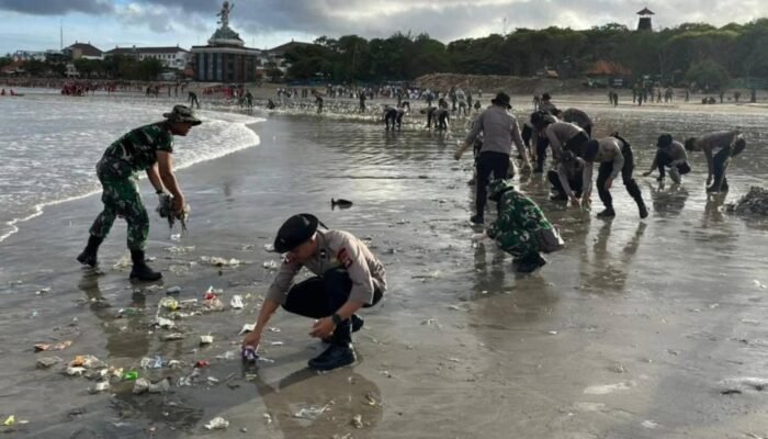 Bahu-Membahu Bersihkan Kawasan Pantai Kedonganan, Cara Polda Bali Jaga Ikon Wisata Kuliner
