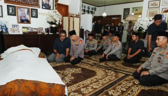 Kapolri dan Tokoh Bangsa Beri Penghormatan Terakhir untuk Istri Jenderal Hoegeng: ‘Beliau Selalu Ingatkan Kami Jaga Nama Baik Institusi’