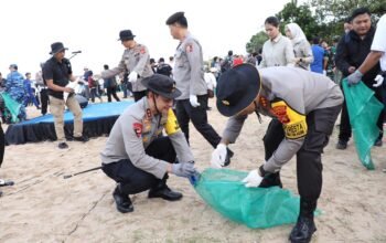 Kapolda Bali dan 5.000 Relawan Satukan Langkah Bersihkan Pantai Kedonganan