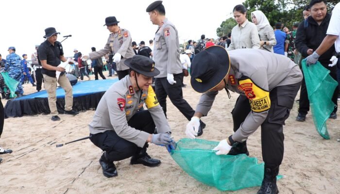 Kapolda Bali dan 5.000 Relawan Satukan Langkah Bersihkan Pantai Kedonganan
