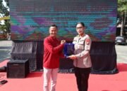 Wakili Kapolda Kepri, Kabidhumas Menerima Plakat Sahabat Pers PWI 2026 di Tanjungpinang